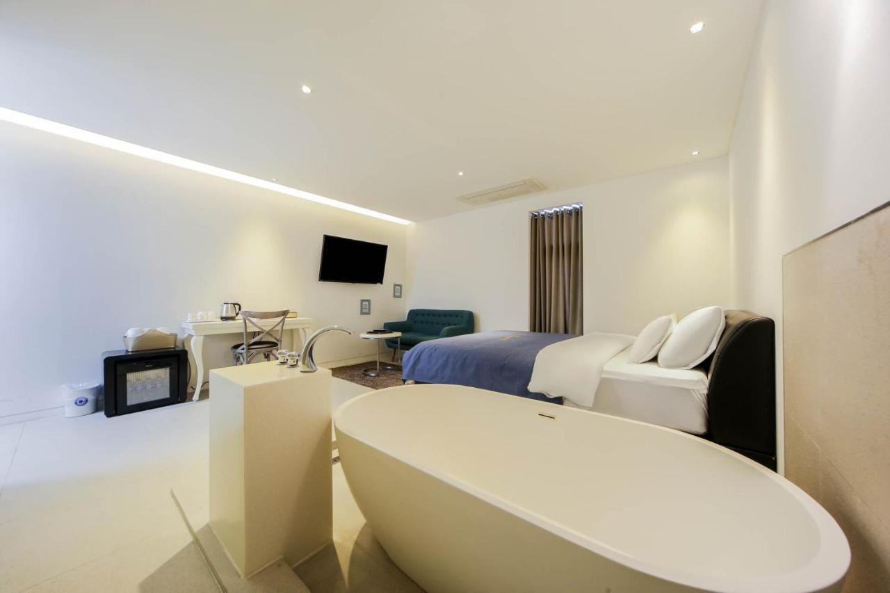 צ'ונצ'און Hotel Myeongjak מראה חיצוני תמונה